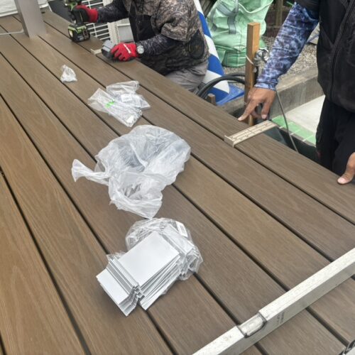 ウッドデッキの床板張り作業となります。