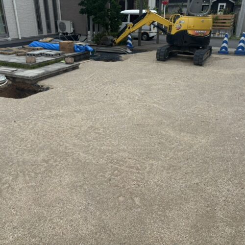 お庭への人工芝の下地山砂敷き込み作業となります。
