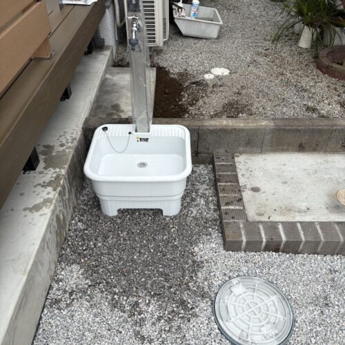 新設ウッドデッキ横に立水栓の設置作業となります。