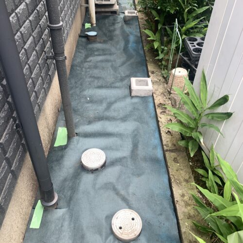 防草シート敷きです。 防草シート敷きです。