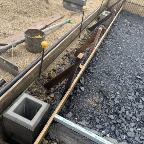 フェンス柱の設置の為の基礎石の埋設作業となります。突然の大雨が降り出しまして本日の作業は終了となります。