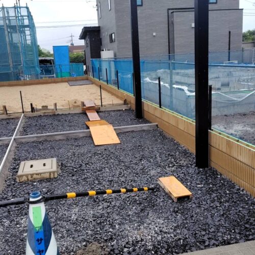 フェンス支柱建てです。