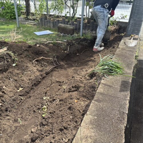 枕木の設置部分の掘削作業となります。