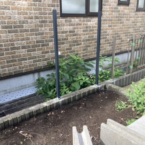 フェンスの柱立て作業です。 フェンスの柱立て作業です。