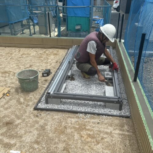 本日は物置き下地の設置作業となります。