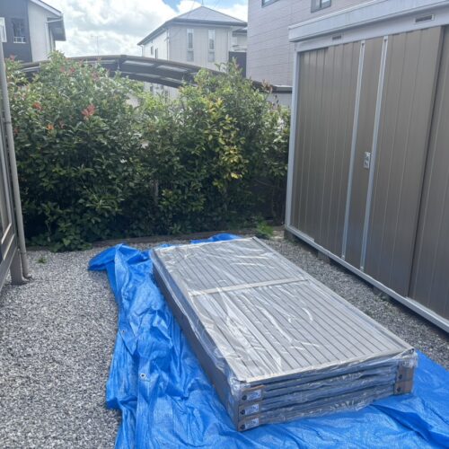 本日より境界フェンス工事着工です。フェンスの材料を荷下ろしをして作業開始です。