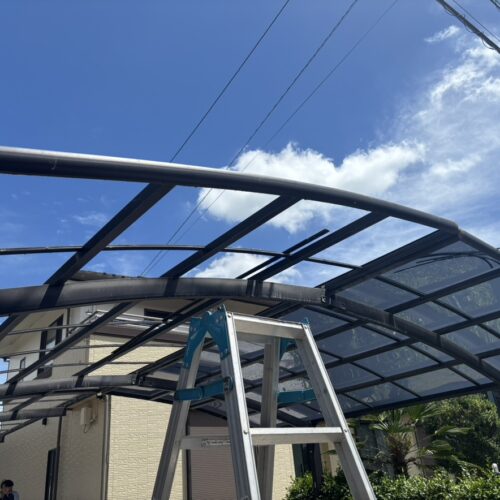 カーポートの屋根材ポリカの張り替え作業となります。