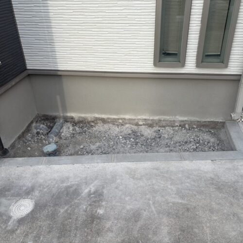 既存コンクリートハツリ後の縁石の設置となります。