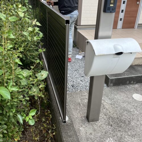 フェンスの取り付けです。