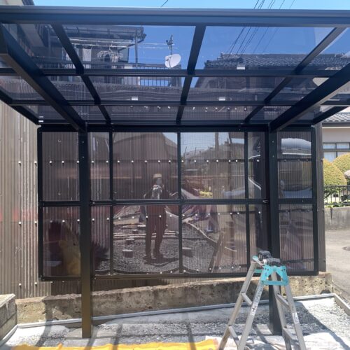 サイクルポートサイドパネル取付です。