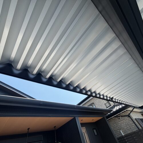 カーポートのビス廻りに保護キャップを取付けて工事作業完了となりました。ありがとうございました。