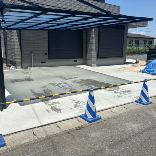 駐車場の土間コンクリートの養生となります。