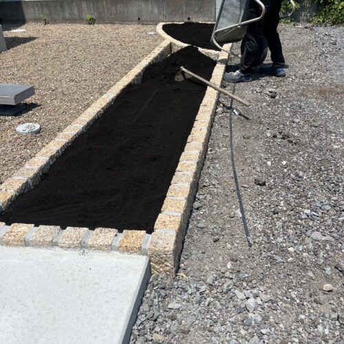 黒土入れ作業です。