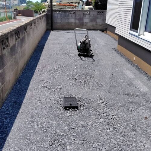 砕石入れ、転圧です。