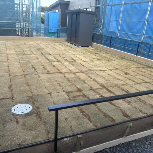 お庭への芝張り作業となります。 お庭への芝張り作業となります。