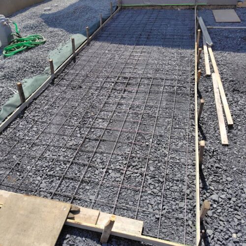 ベース配筋、下地ワイヤーメッシュ敷きです。