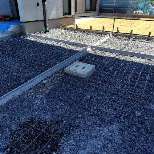 ワイヤーメッシュ敷きです。 ワイヤーメッシュ敷きです。