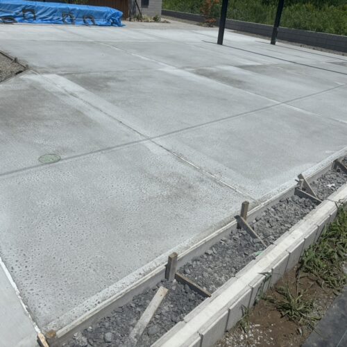 駐車場の土間コンクリートの養生中となります。