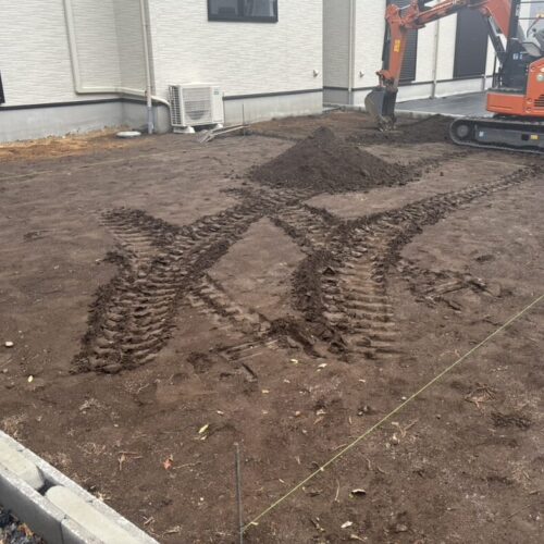 本日より工事着工となります。お庭の掘削作業より工事開始です。