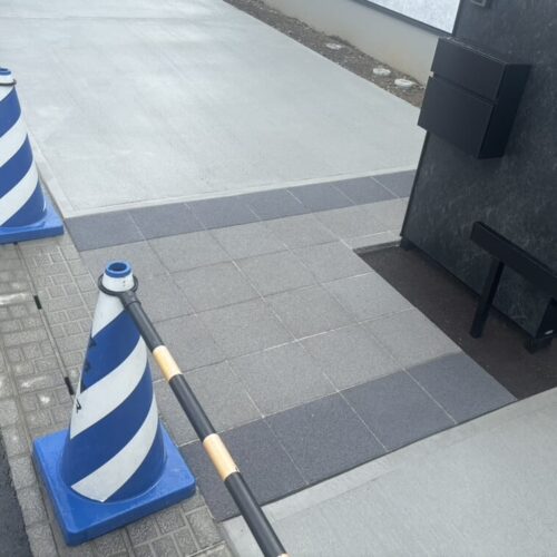 駐車場のコンクリートの養生となります。お車の方は養生完了の来週までお待ち頂きます様にお願い致します。