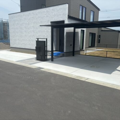 駐車場のコンクリートの養生が完了となりました。お車を入れて頂いて大丈夫です。駐車場の方をご使用ください。