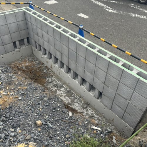 型枠ブロック積み作業となります。 型枠ブロック積み作業となります。