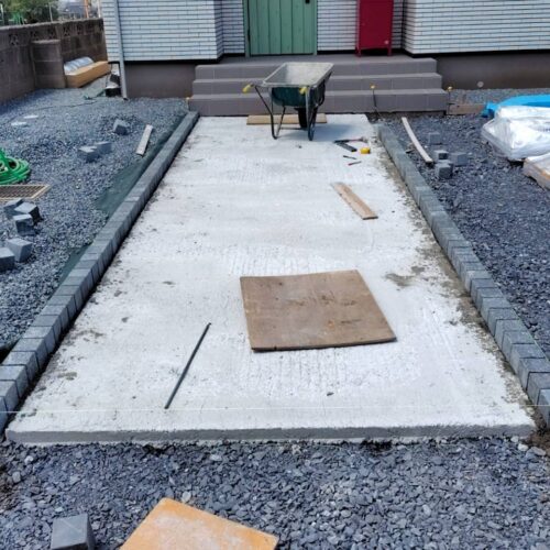 アプローチのピンコロの設置です。 アプローチのピンコロの設置です。