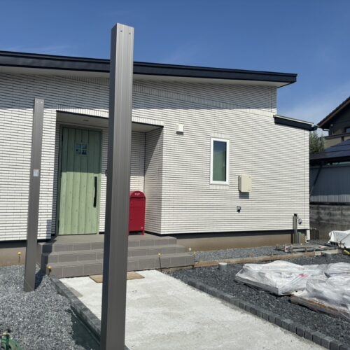 カーポートの柱の建て込み作業となります。