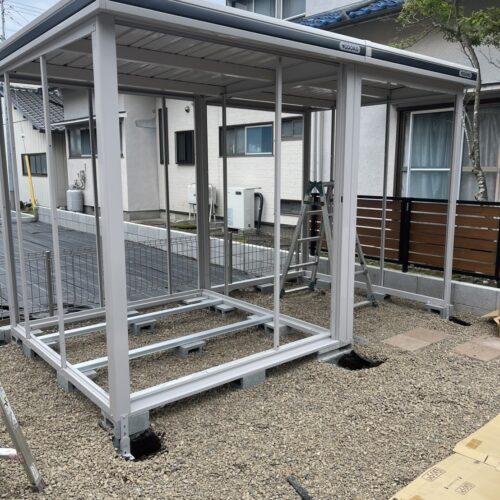 物置組み立てです。