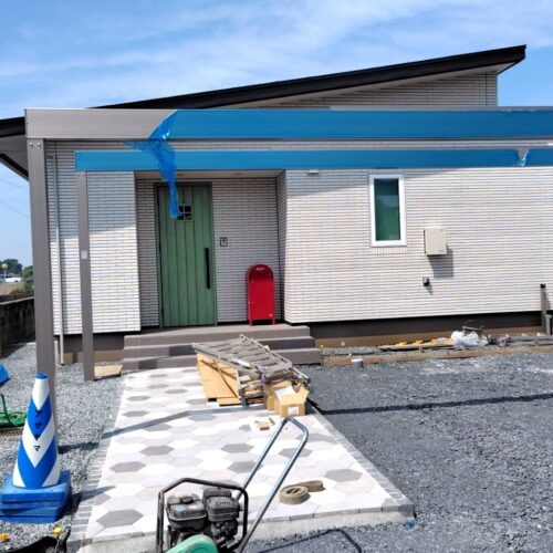 カーポートの取り付けです。