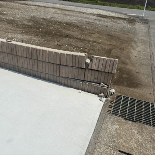 ブロックの補修工事となります。ご近隣へのご挨拶にお伺いをさせて頂きまして工事作業着工となります。