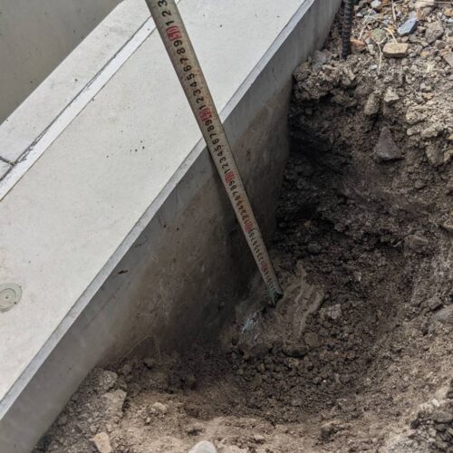 北側のフェンス柱部分の掘削作業となります。