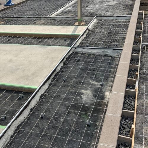 打設前のワイヤーメッシュ敷、伸縮目地。タイル貼りです。