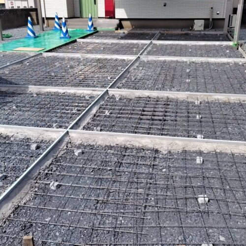 ワイヤーメッシュ敷きです。 ワイヤーメッシュ敷きです。