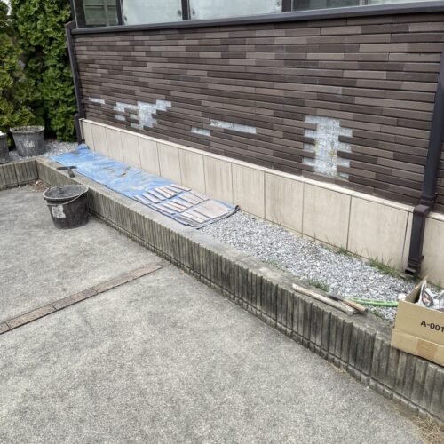 タイル剥がれの為の補修工事となります。下地をお掃除してタイル張りとなります。