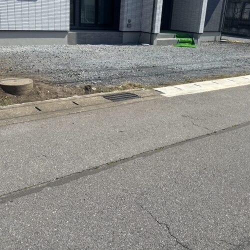 本日は工事着工前のご近隣へのご挨拶にお伺いさせて頂きました。お待たせ致しました外構工事着工となります。