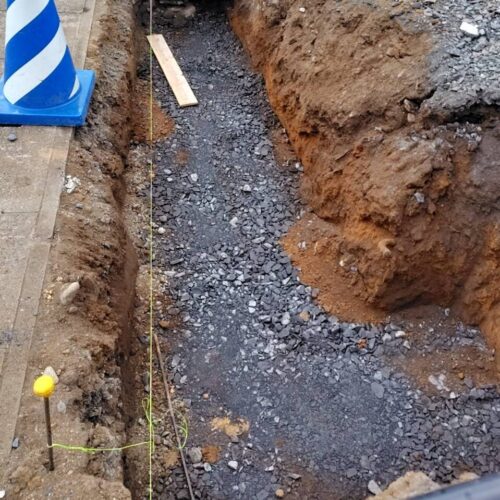 ベース掘削、砕石入れです。