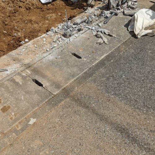 掘削および既存ブロック解体です。