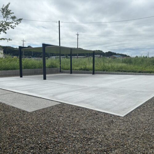 駐車場のコンクリートの養生も終わりましたのでお車を入れて頂きまして大丈夫です。駐車場をご使用ください。ありがとうございました。