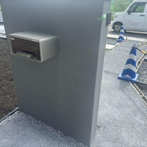 門袖のビブロの塗り壁仕上げとなります。