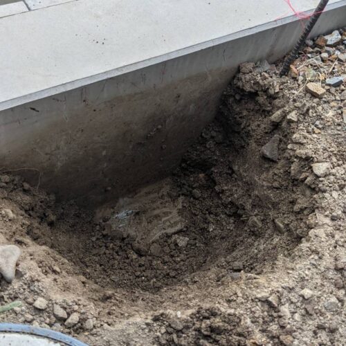 玄関タイルコア穴あけです。