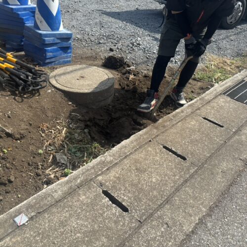 昨日が雨の為に駐車場の土間コンクリートが来週に延期となります。
