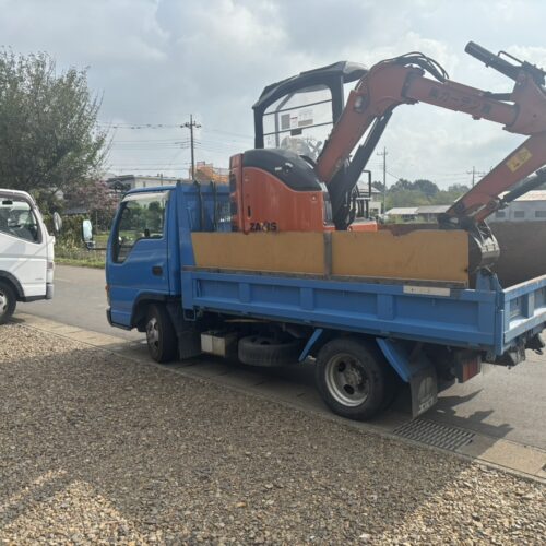 本日より工事着工となります。重機を回送して掘削作業の開始です。