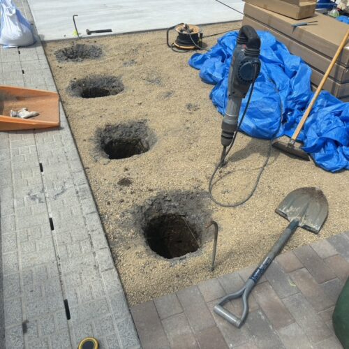 フェンス柱部分の掘削作業となります。