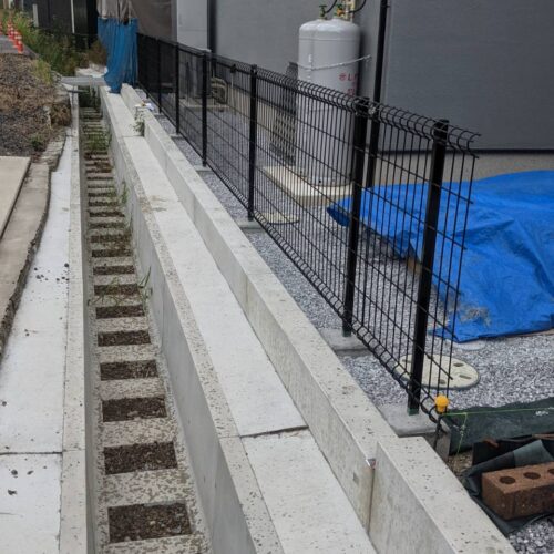 フェンスの設置です。 フェンスの設置です。