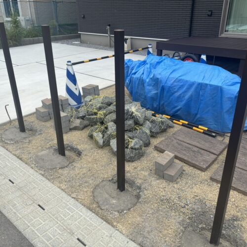 目隠しフェンスの柱の建て込み作業となります。