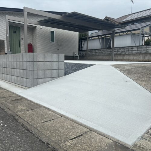 駐車場のコンクリートの養生が完了となりました。お車を入れて頂いて大丈夫です。駐車場をご使用ください。ありがとうございました。