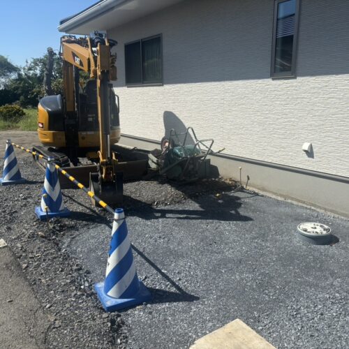 アプローチ・駐車場部分の砕石転圧及び型枠組み作業となります。