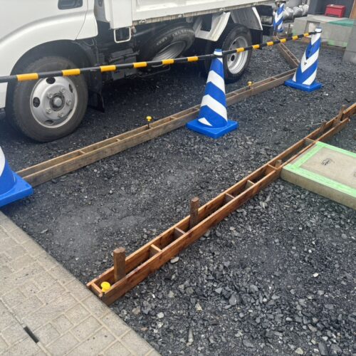 アプローチ部分の砕石入れ及び型枠組み作業となります。