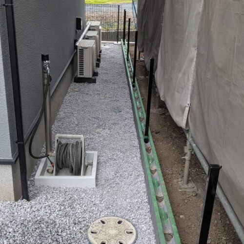 ブロック積み、フェンス柱建て、6号砕石入れです。